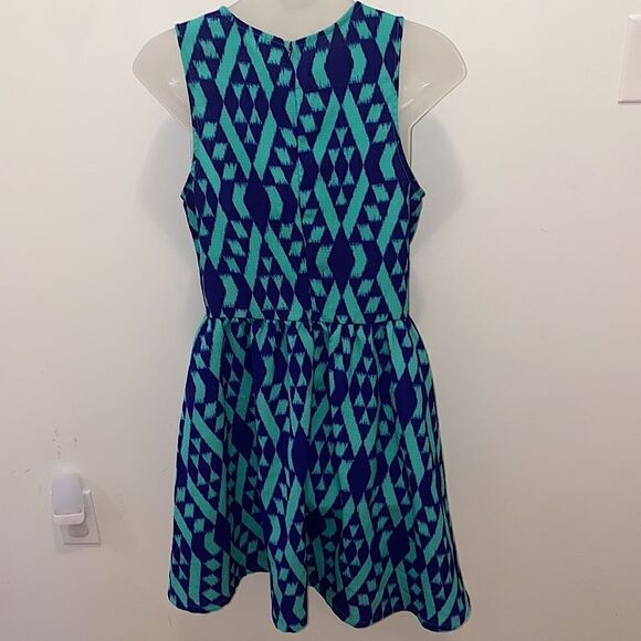 Everly Blue Green Geometric Diamond Sleeveless Dress Medium EUC - Picture 2 of 9